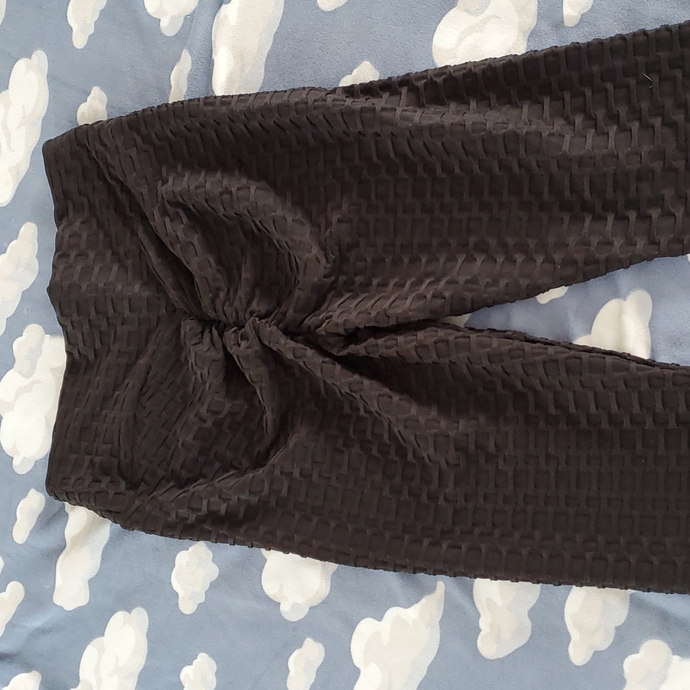 🔥$5 SALE! Ruched bum black textured leggings. No tag guessing s-m?